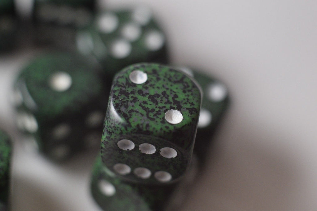 Recon Speckled 16mm D6 Pipped | Sold Per Die (Green/White)
