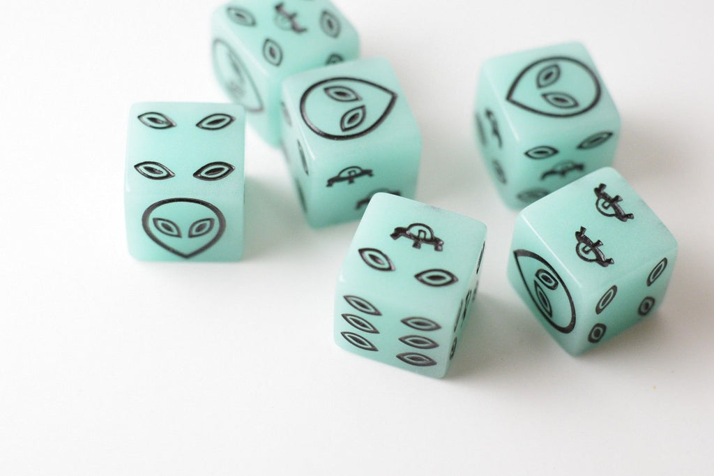NEW Green Dice with Black Aliens GLOWS Dice 6 Sided Bunco RPG D6 16mm Roll