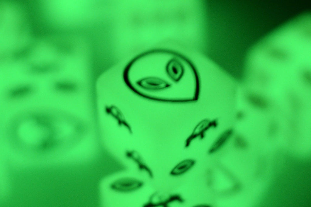 NEW Green Dice with Black Aliens GLOWS Dice 6 Sided Bunco RPG D6 16mm Roll