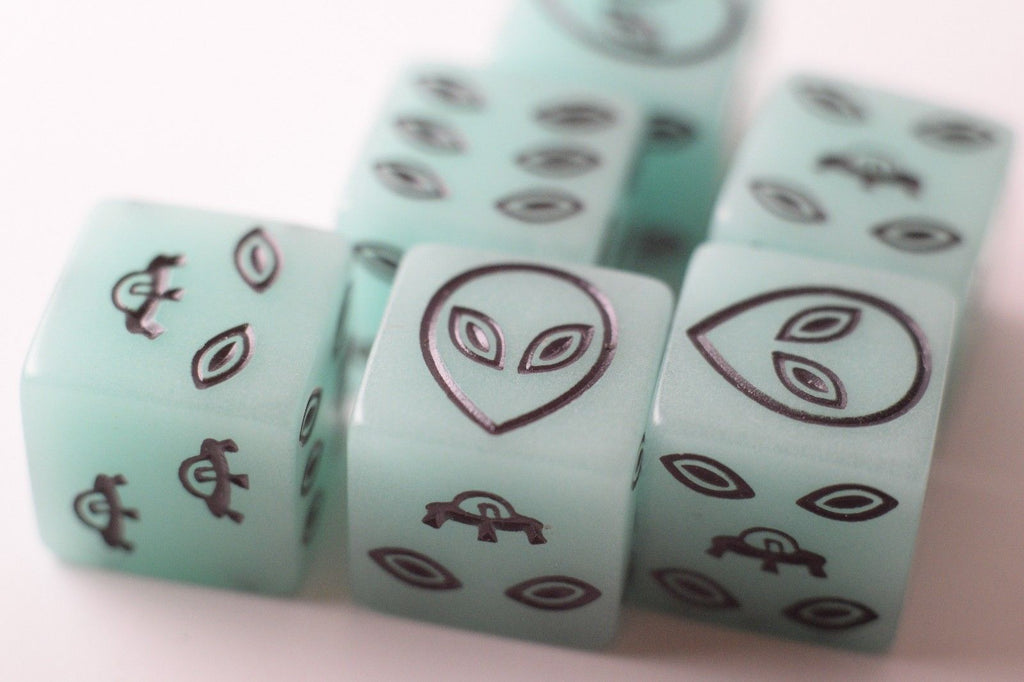 NEW Green Dice with Black Aliens GLOWS Dice 6 Sided Bunco RPG D6 16mm Roll